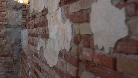 Dilapidated brick wall in an old house Vídeos de archivo 124559569