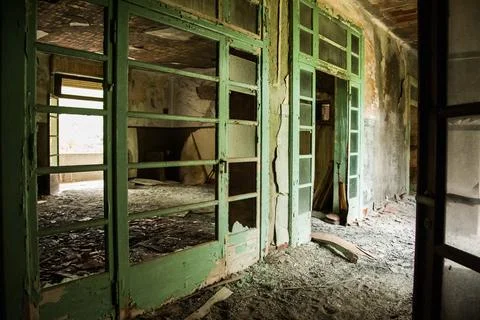 Dilapidated corridor of an abandoned school Foto stock