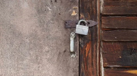 Dilapidated door closed on the lock Video stock 36078940