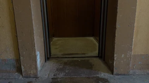 Dilapidated elevator area. Decayed entrance with grime and peeling paint Vidéo 328734648