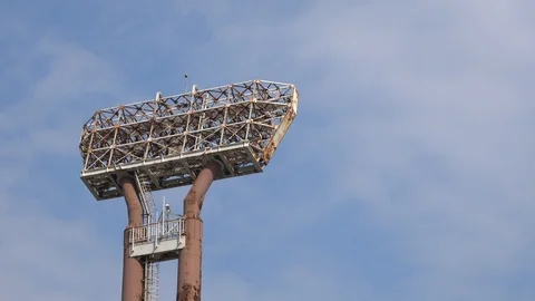 Dilapidated giant light stand stands alone under the blue sky 스톡 동영상 108492390