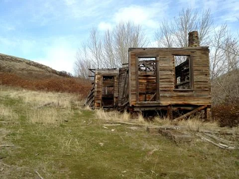 Dilapidated remote mountain home 스톡 사진