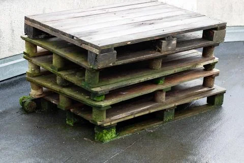 Dilapidated rooftop pallets, Abandoned weathered pallets atop city flat roofing 스톡 사진