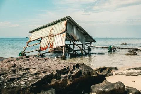 Dilapidated Wooden Shack Structure on a Remote Tropical Coastline Stock-Fotos