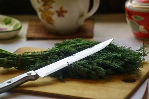 Dill on a cutting board before preparing a salad Foto stock