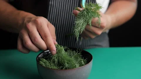 The dill is finely cut off and placed in a bowl. Slow motion Vidéo 158241535