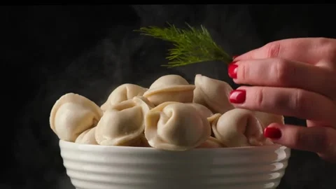 Dill is placed in a large plate of dumplings 库存影片 169182231