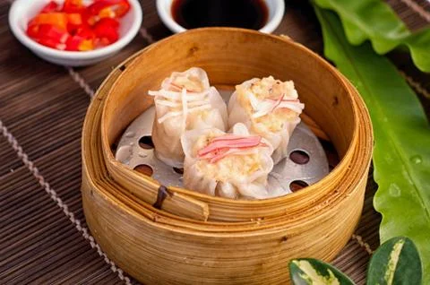 Dim sum in bamboo steamer Foto stock