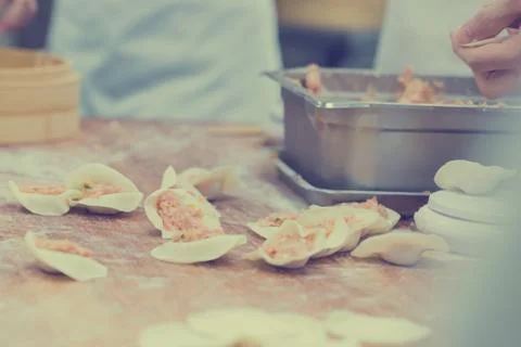 Dim Sum chefs working wrapping dumplings at famous restaurant in Taiwan. Foto stock