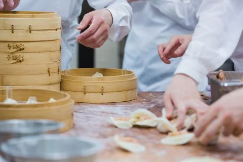 Dim Sum chefs working wrapping dumplings at famous restaurant in Taiwan. Stockfoto's