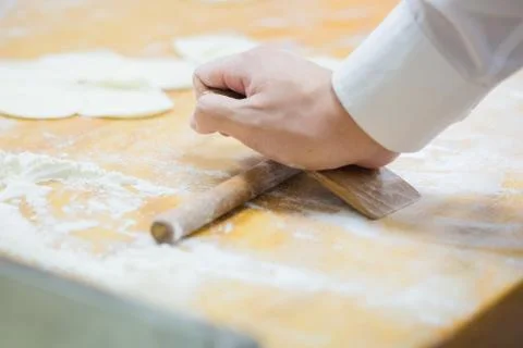 Dim Sum chefs working wrapping dumplings at famous restaurant in Taiwan. Foto stock