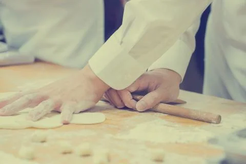 Dim Sum chefs working wrapping dumplings at famous restaurant in Taiwan. Foto stock