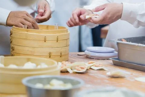 Dim Sum chefs working wrapping dumplings at famous restaurant in Taiwan. Stockfoto's