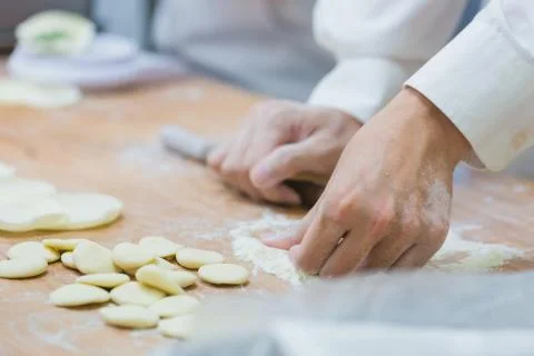 Dim Sum chefs working wrapping dumplings at famous restaurant in Taiwan. 스톡 사진