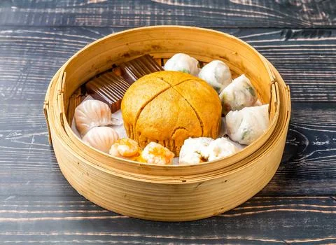 Dim Sum Platter including steamed buns, dumplings, and other savory delight.. Foto stock