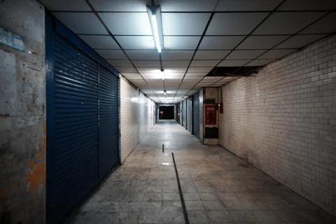 Dimly Lit Empty Corridor of Aging Urban Apartment Building  Foto stock