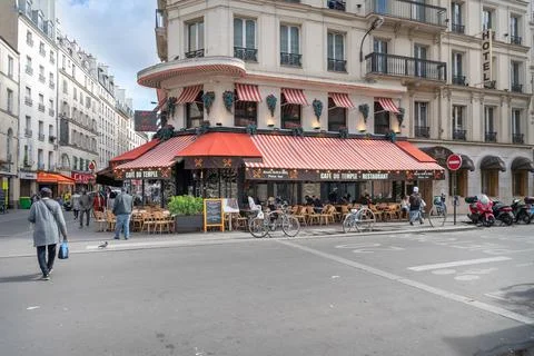 Diners outside the Cafe Du Temple rue faubourg du temple, Paris, France Stock-Fotos