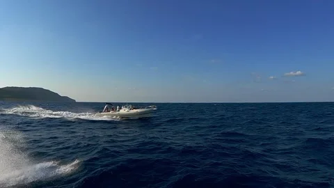 Dinghy rubber boat navigating fast on sea water with people Vídeos de archivo 279423131