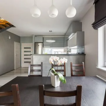 Dining area open to kitchen Foto stock