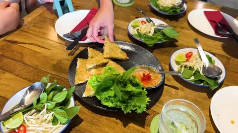 Dining Experience with Vietnamese Crispy Pancake Vídeo Stock 307465826