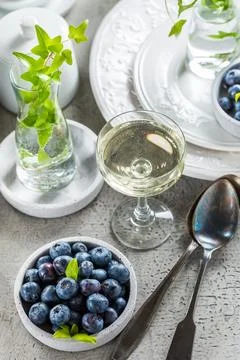 Dining room table decorated with small vase with ivy (Hedera helix). Place Foto stock