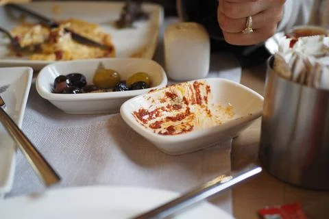 Dining table with empty plates and food leftovers after meal Foto stock