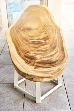 Dining table of live edge suar wood slab on metal carcass in yard Stock-Fotos