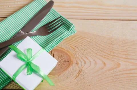 Dining Table Setting. Cutlery with Empty Tag and Present. 스톡 사진