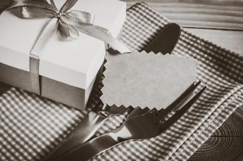 Dining Table Setting. Cutlery with Empty Tag and Present. 스톡 사진