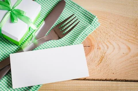 Dining Table Setting. Cutlery with Empty Tag and Present. 스톡 사진