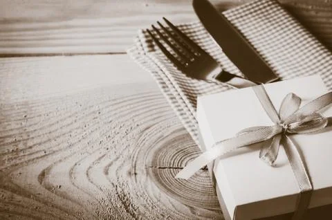 Dining Table Setting. Cutlery with Empty Tag and Present. 스톡 사진