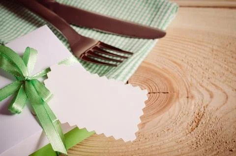 Dining Table Setting. Empty Tag and Present. Foto stock