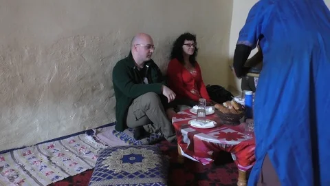 Dinner at berber house host bringing tajine meal Vídeos de archivo 101450215
