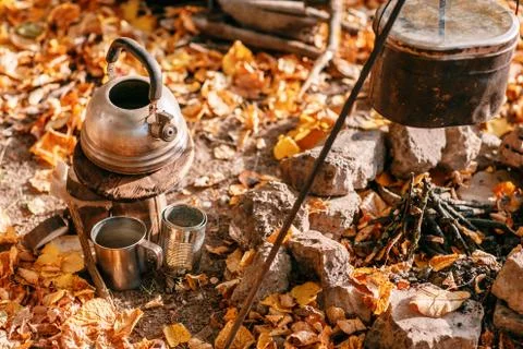 Dinner cooks in a large pot over an open fire. autumn forest Foto stock