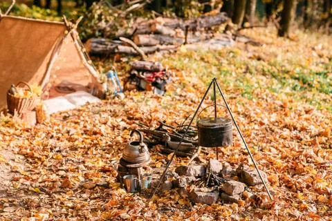 Dinner cooks in a large pot over an open fire. autumn forest Foto stock