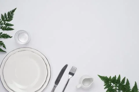 Dinner plate setting top view. Empty plate and silverware set on wooden table Foto stock