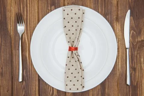 Dinner setting, Knife, fork, napkin and dinner plate 库存照片