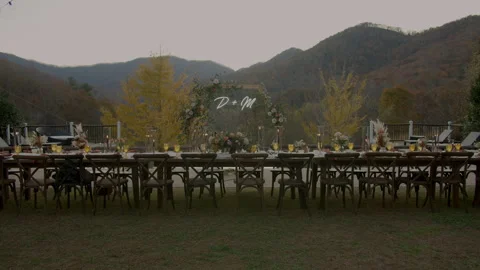 Dinner Table for a Wedding Reception with Mountains as the Backdrop in Fall Stockbeeldmateriaal 248715701