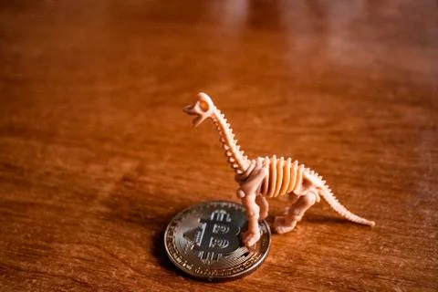 Dinosaur skeleton with bitcoin Foto stock