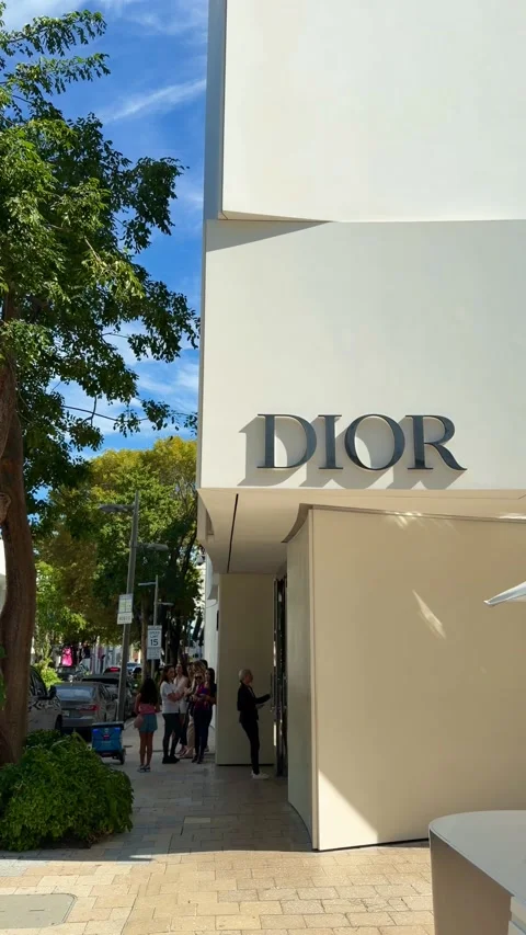 Dior boutique in Miami Design District with people queuing Vidéo 328293467