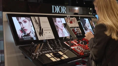 A Dior makeup display in a shopping mall. Minsk, Belarus - april 15, 2025 Vídeos de archivo 329612746
