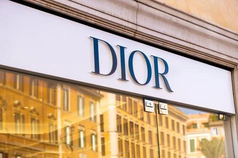 Dior storefront with reflection of building in Rome, March 2023, Rome, Italy Fotos de archivo