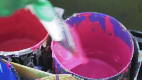 Dipping brush into pink paint Vidéo 74589287