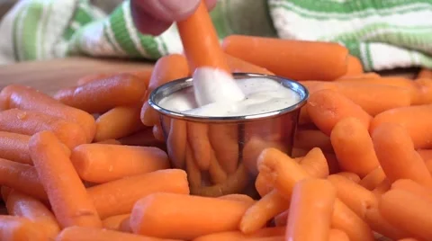 Dipping carrots in salad dressing Vidéo 64759529
