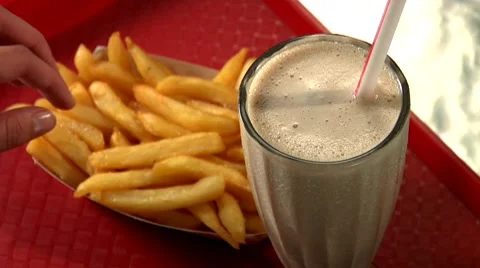 Dipping chips in milkshake 스톡 동영상 8572351