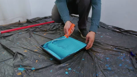 Dipping roller brush in paint Video stock 133572742