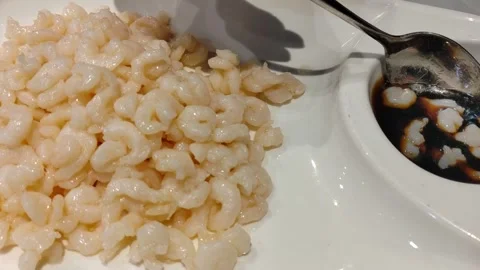Dipping Suzhou Hand-Peeled River Shrimps into Sauce (Premium Chinese Cuisine) Vídeos de archivo 331613367