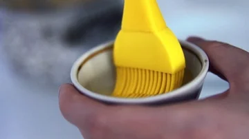 Dips into the oil brush Vídeo Stock 86134431