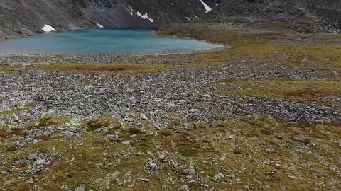 Direct aerial flight under emerald mountain lake. Altai. 動画素材 103372031