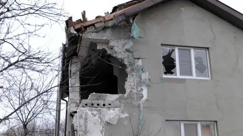 Direct hit by a Russian shell in a low-rise building Видео 200133398